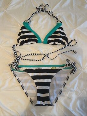 VENUS Black and White Striped Bikini Set